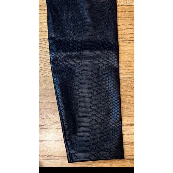 HUE Sleek Effects Black Crocodile Skin Design Soft Stretch Leggings Sz S NWT - Picture 9 of 16